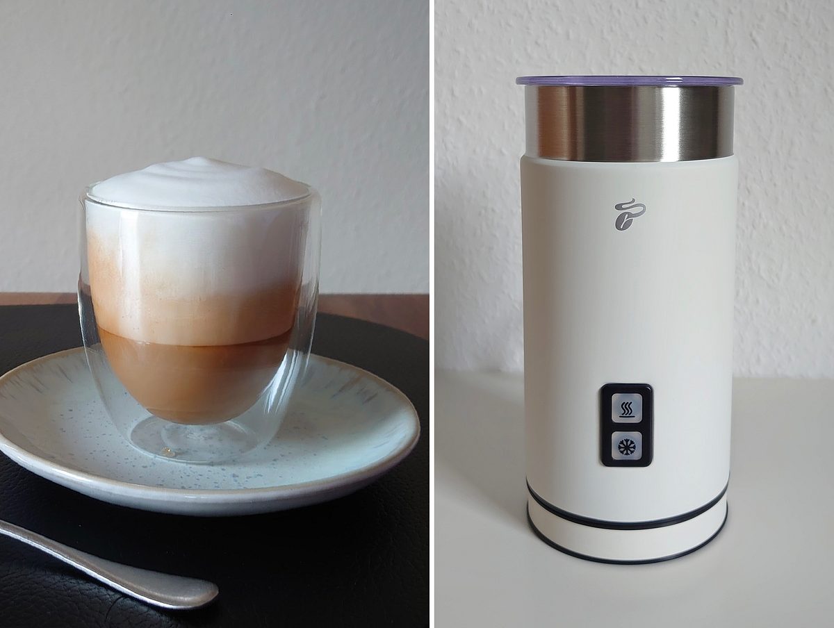 Ein Glas Cappuccino neben dem elektrischen Tchibo Milchaufschäumer