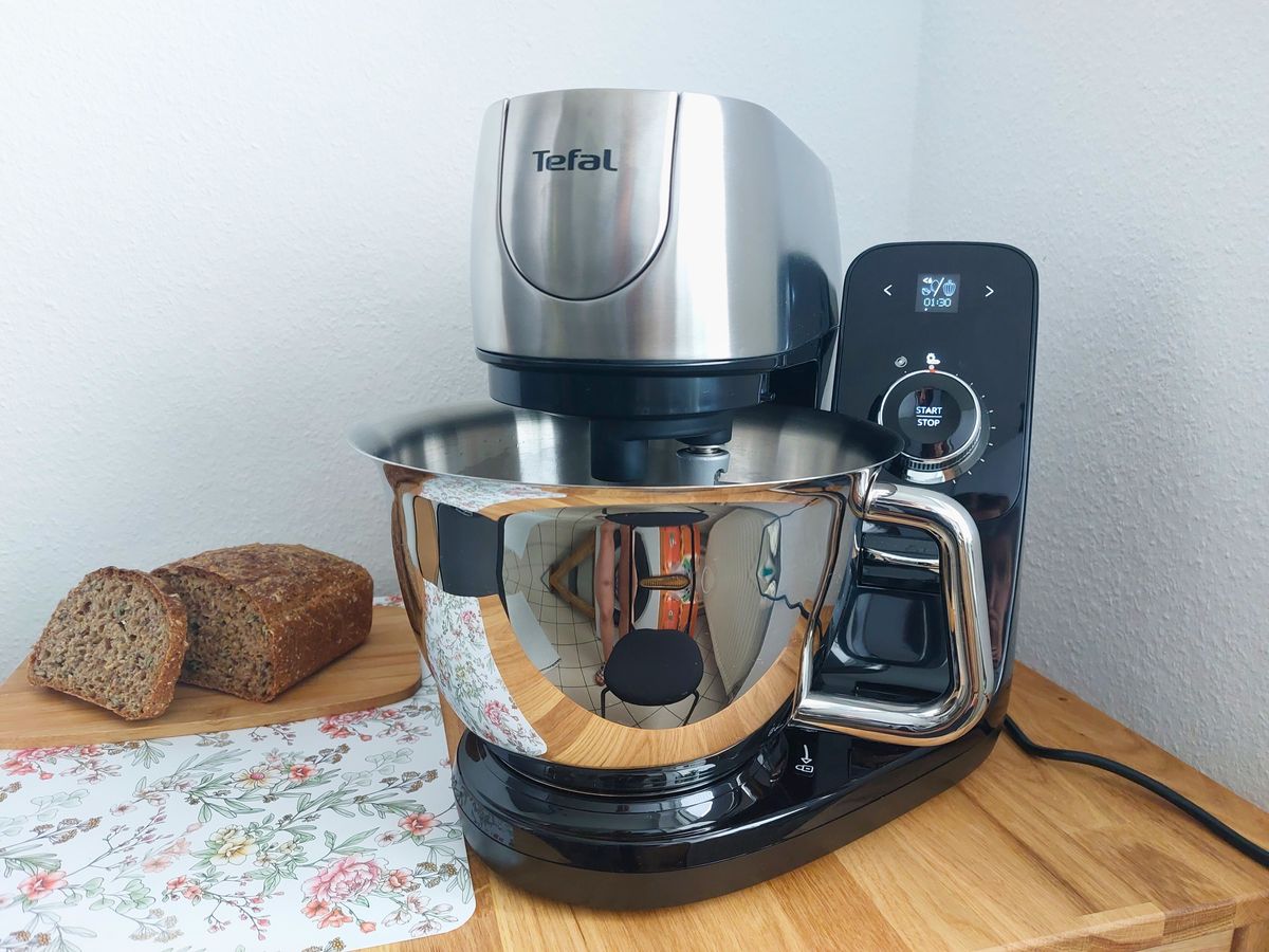 Küchenmaschine Tefal Coach QB 9008 mit einem halben Laib Dinkelvollkornbrot