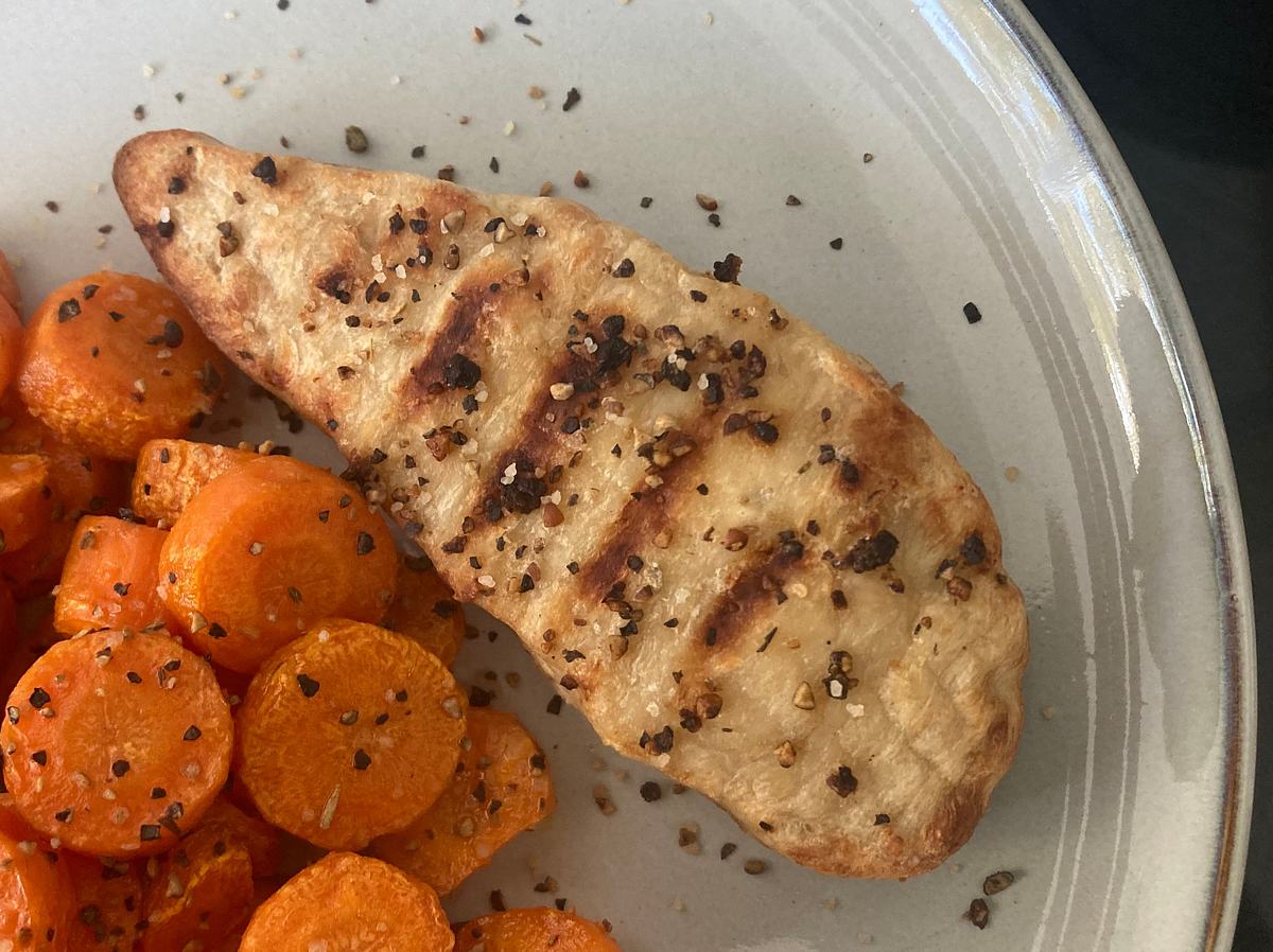 Tefal Easy Fry and Grill Eine gegrilltes. vegetarisches Filet und Karotten auf einem Keramikteller