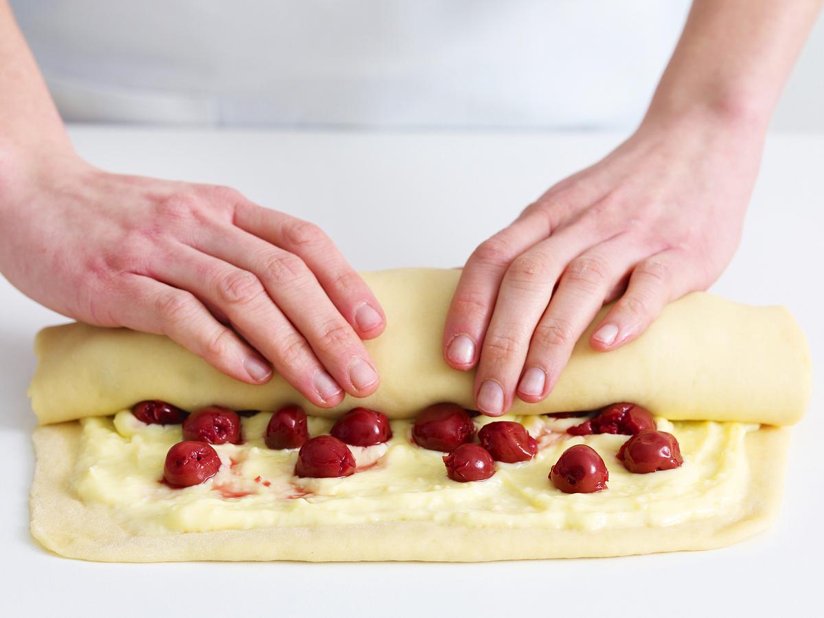 Puddingschnecken mit Kirschen: Teig aufrollen