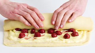 Puddingschnecken mit Kirschen: Teig aufrollen - Foto: House of Food / Bauer Food Experts KG