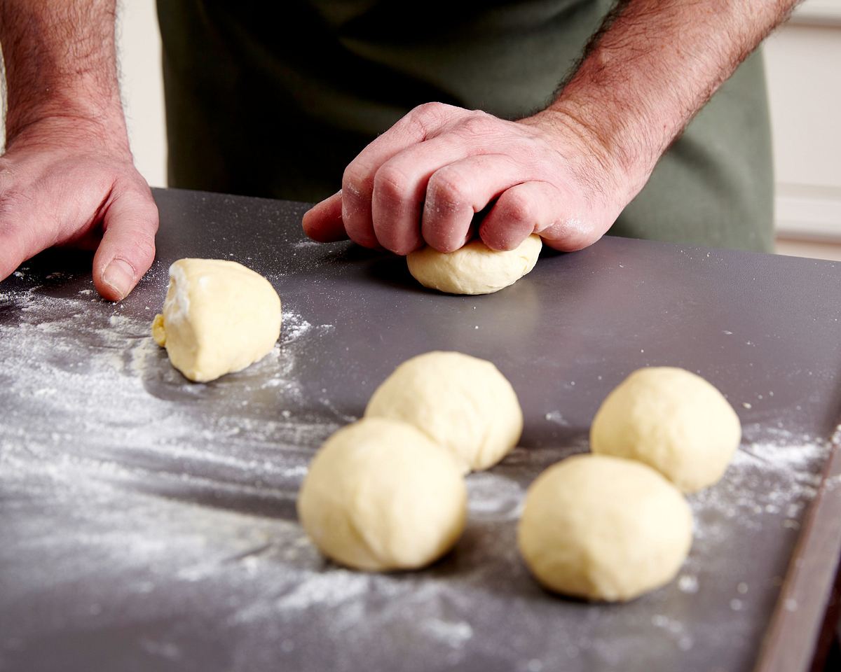 Teig für Naan-Brot zu Kugeln formen