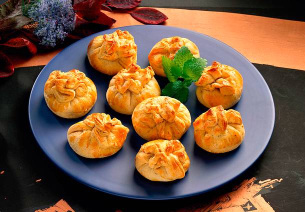 Teigbeutelchen mit Nussfüllung Rezept Teigbeutelchen mit Nussfüllung Rezept