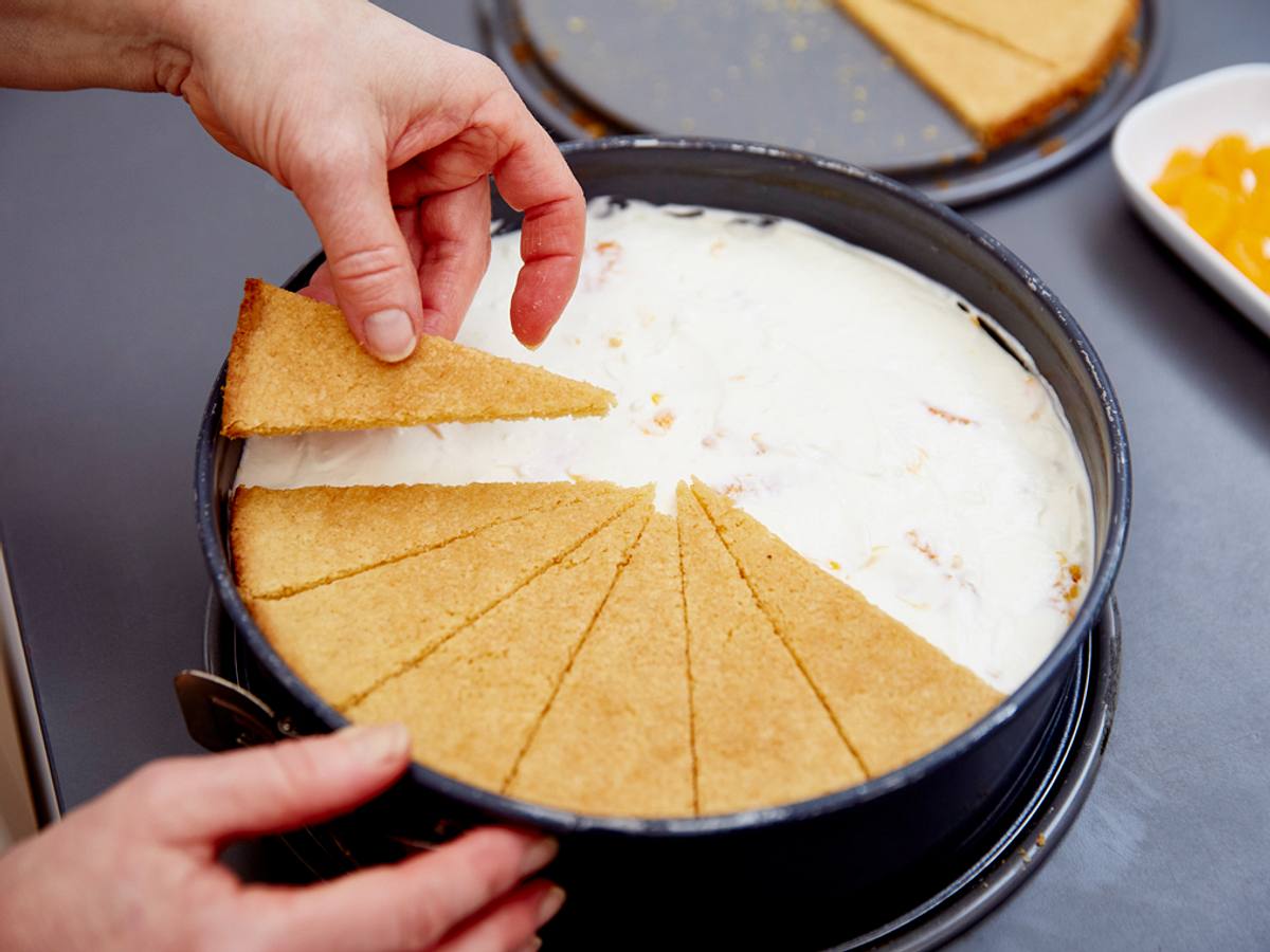 Teigstücke sorgfältig aneinander auf die Quarkcreme legen