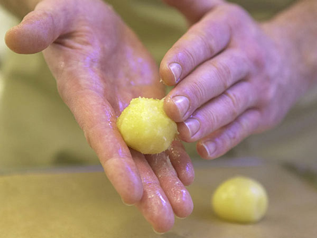 Hippenröllchen mit Erdbeersahne - so geht&amp;#39;s | LECKER