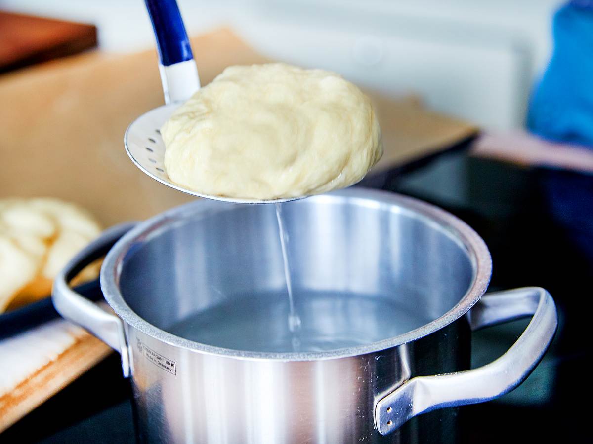 Laugenbrötchen abtropfen lassen