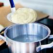 Laugenbrötchen abtropfen lassen - Foto: House of Food / Bauer Food Experts KG