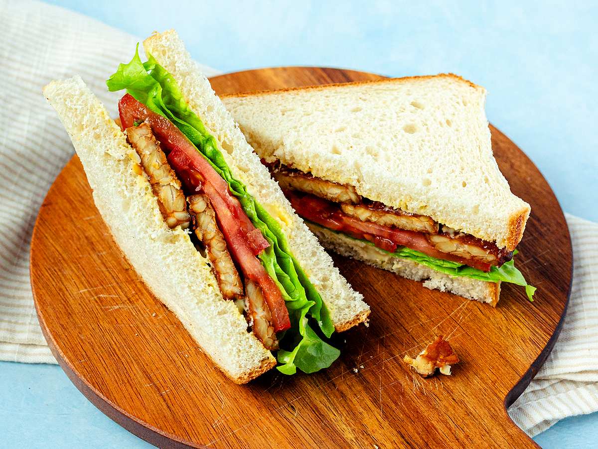 Tempeh-Sandwich mit Tomaten, Salat und Mayonnaise