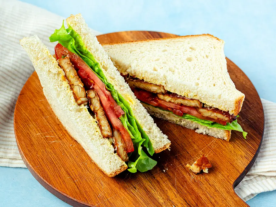 Tempeh-Sandwich mit Tomaten, Salat und Mayonnaise Tempeh-Sandwich mit Tomaten, Salat und Mayonnaise