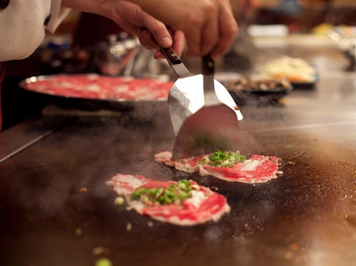 Fleisch wird auf Teppanyaki Grill gegrillt