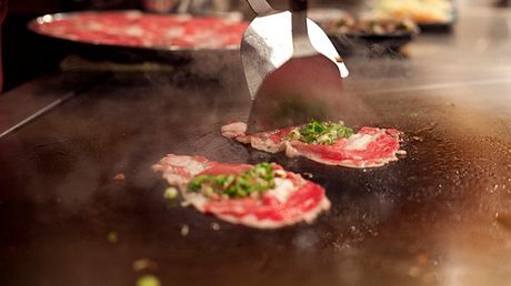 Fleisch wird auf Teppanyaki Grill gegrillt - Foto: iStock/cclickclick