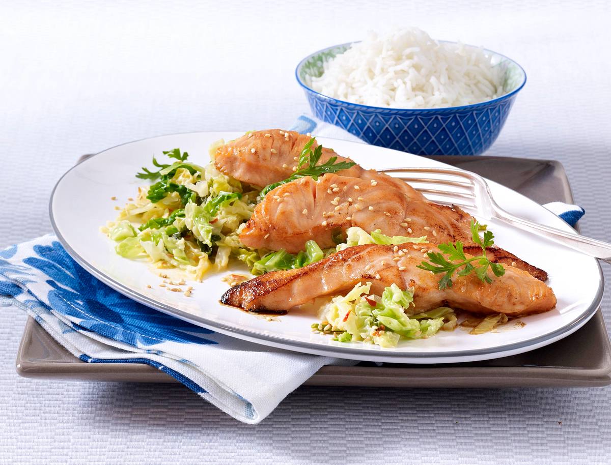 Teriyaki-Lachs auf feurigem Rahm-Wirsing Rezept