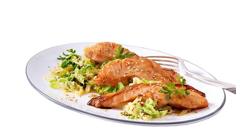 Teriyaki-Lachs auf scharfem Rahm-Wirsing Rezept - Foto: House of Food / Bauer Food Experts KG