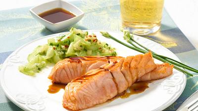 Teriyaki-Lachs mit Gurkensalat Rezept - Foto: House of Food / Bauer Food Experts KG