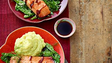 Teriyaki-Lachs mit Wasabi-Kartoffelstampf und Sesam-Zuckerschoten Rezept - Foto: House of Food / Bauer Food Experts KG
