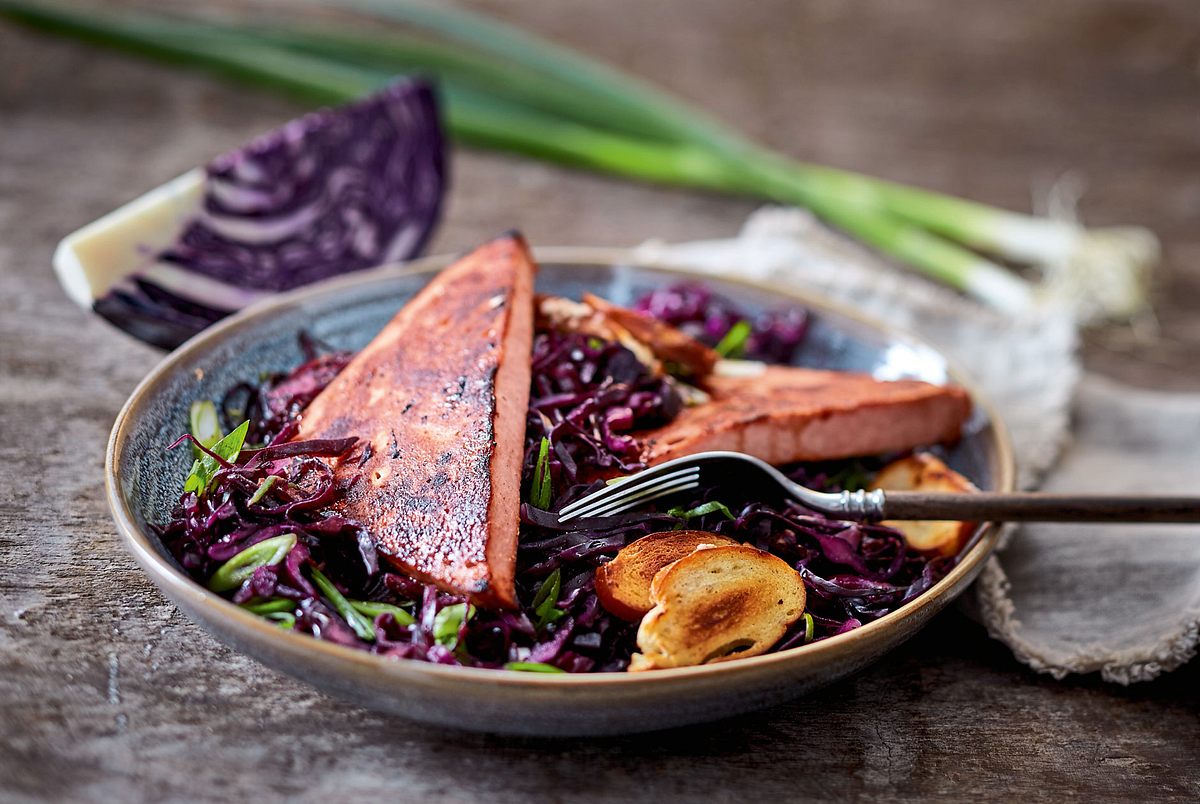 Teriyaki-Leberkäse mit asiatischem Rotkohlsalat Rezept