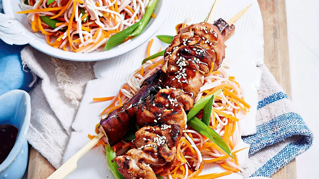 Teriyaki-Spießchen auf lauwarmen Sobanudeln Rezept - Foto: LECKER @ Bauer Media Group Teriyaki-Spießchen auf lauwarmen Sobanudeln Rezept - Foto: LECKER @ Bauer Media Group