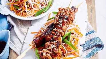 Teriyaki-Spießchen auf lauwarmen Sobanudeln Rezept - Foto: LECKER @ Bauer Media Group Teriyaki-Spießchen auf lauwarmen Sobanudeln Rezept - Foto: LECKER @ Bauer Media Group