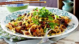 Teriyaki-Tatar mit Glasnudelsalat Rezept - Foto: House of Food / Bauer Food Experts KG