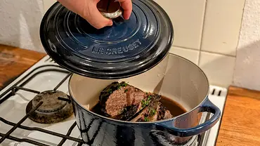 Burgunderbraten mit Soße im Testsieger Le Creuset Signature Bräter 24cm nuit. - Foto: LECKER @ Bauer Media Group / Emily Beckmann