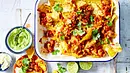 Ein Emaille-Blech mit Nachos auf einer Champignon-Salsa neben Guacamole - Foto: LECKER @ Bauer Media Group Ein Emaille-Blech mit Nachos auf einer Champignon-Salsa neben Guacamole - Foto: LECKER @ Bauer Media Group