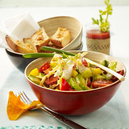 Tex-Mex-Salat mit Knoblauchbrot Rezept Tex-Mex-Salat mit Knoblauchbrot Rezept