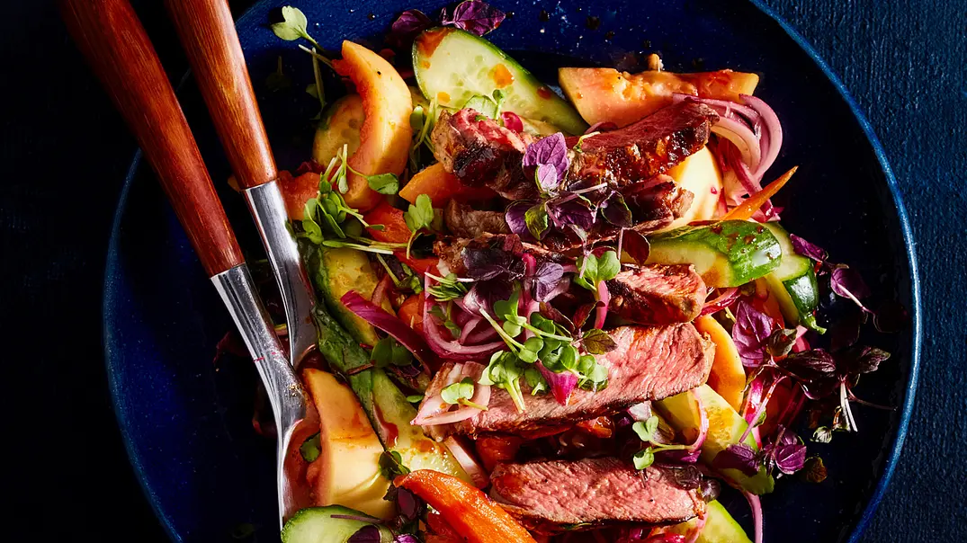 Thai Beef Salat in einer Schüssel mit Gemüse - Foto: LECKER @ Bauer Media Group Thai Beef Salat in einer Schüssel mit Gemüse - Foto: LECKER @ Bauer Media Group