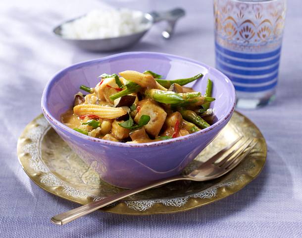Thai-Curry mit Auberginen, Mini-Maiskolben, Tofu und grünen Bohnen in ...
