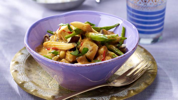 Thai-Curry mit Auberginen, Mini-Maiskolben, Tofu und grünen Bohnen in Kokossoße Rezept - Foto: House of Food / Bauer Food Experts KG