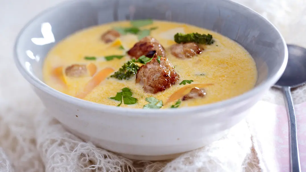 Thai-Curry-Suppe mit Fleischbällchen Rezept - Foto: LECKER @ Bauer Media Group Thai-Curry-Suppe mit Fleischbällchen Rezept - Foto: LECKER @ Bauer Media Group