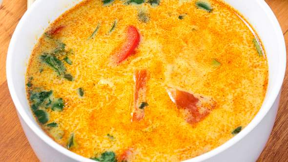 Thai-Currysoße mit Kokosmilch Rezept - Foto: IMAGO / agefotostock