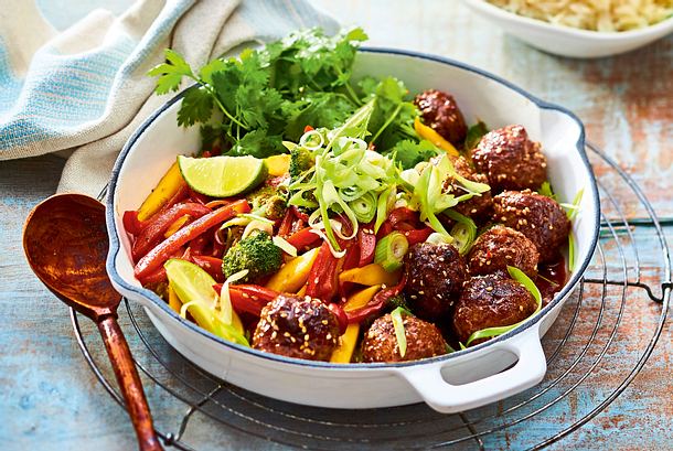 Thai-Gemüsepfanne mit Sesam-Hackbällchen Rezept Thai-Gemüsepfanne mit Sesam-Hackbällchen Rezept