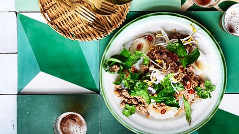 „Thai-like“ Reisnudeln mit Rinderhack Rezept - Foto: House of Food / Bauer Food Experts KG