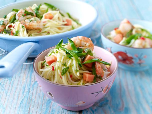 Thai-Nudeln mit gebratenen Garnelen und Chili-Limetten-Öl Rezept Thai-Nudeln mit gebratenen Garnelen und Chili-Limetten-Öl Rezept
