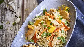 Thai Nudeln mit Mango, Erdnüssen & Saté-Hühnchen á la Stefan Wiertz Rezept - Foto: LECKER @ Bauer Media Group Thai Nudeln mit Mango, Erdnüssen & Saté-Hühnchen á la Stefan Wiertz Rezept - Foto: LECKER @ Bauer Media Group