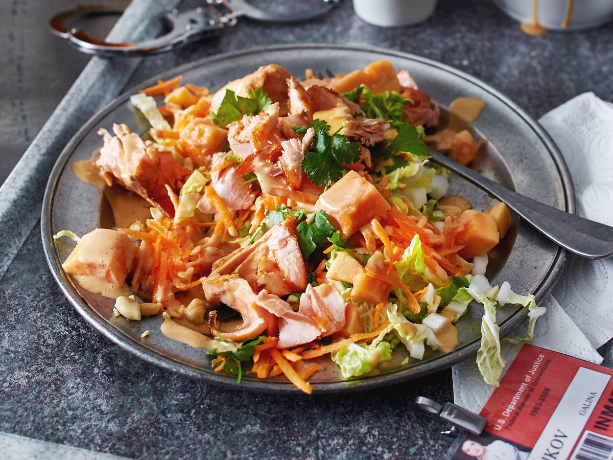 Thai-Papaya-Salat mit Lachs und Erdnussdressing Rezept