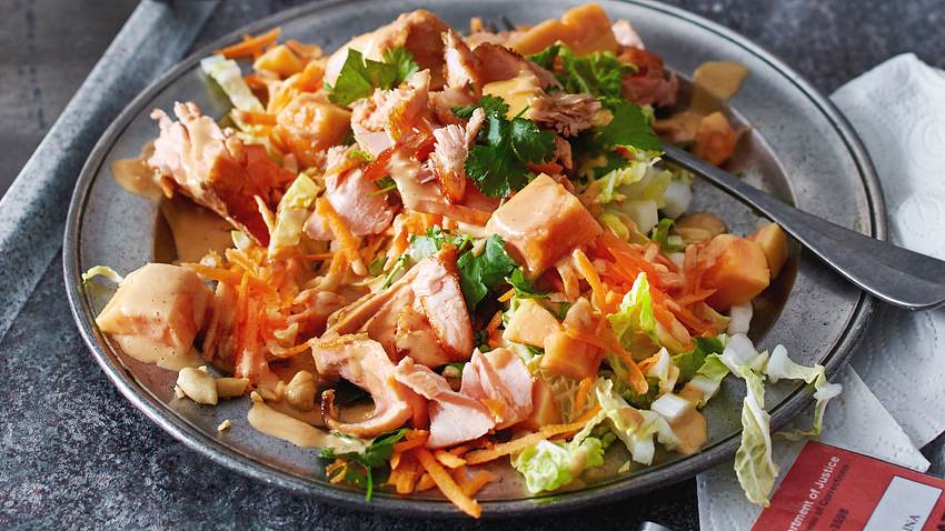 Thai-Papaya-Salat mit Lachs und Erdnussdressing Rezept - Foto: House of Food / Bauer Food Experts KG