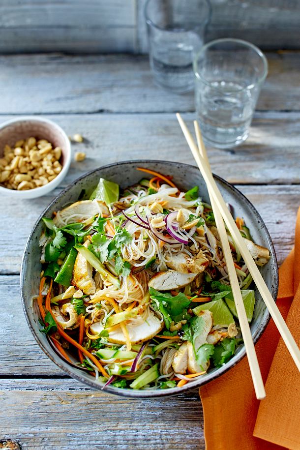 Thai-Salat mit Hähnchen Rezept | LECKER