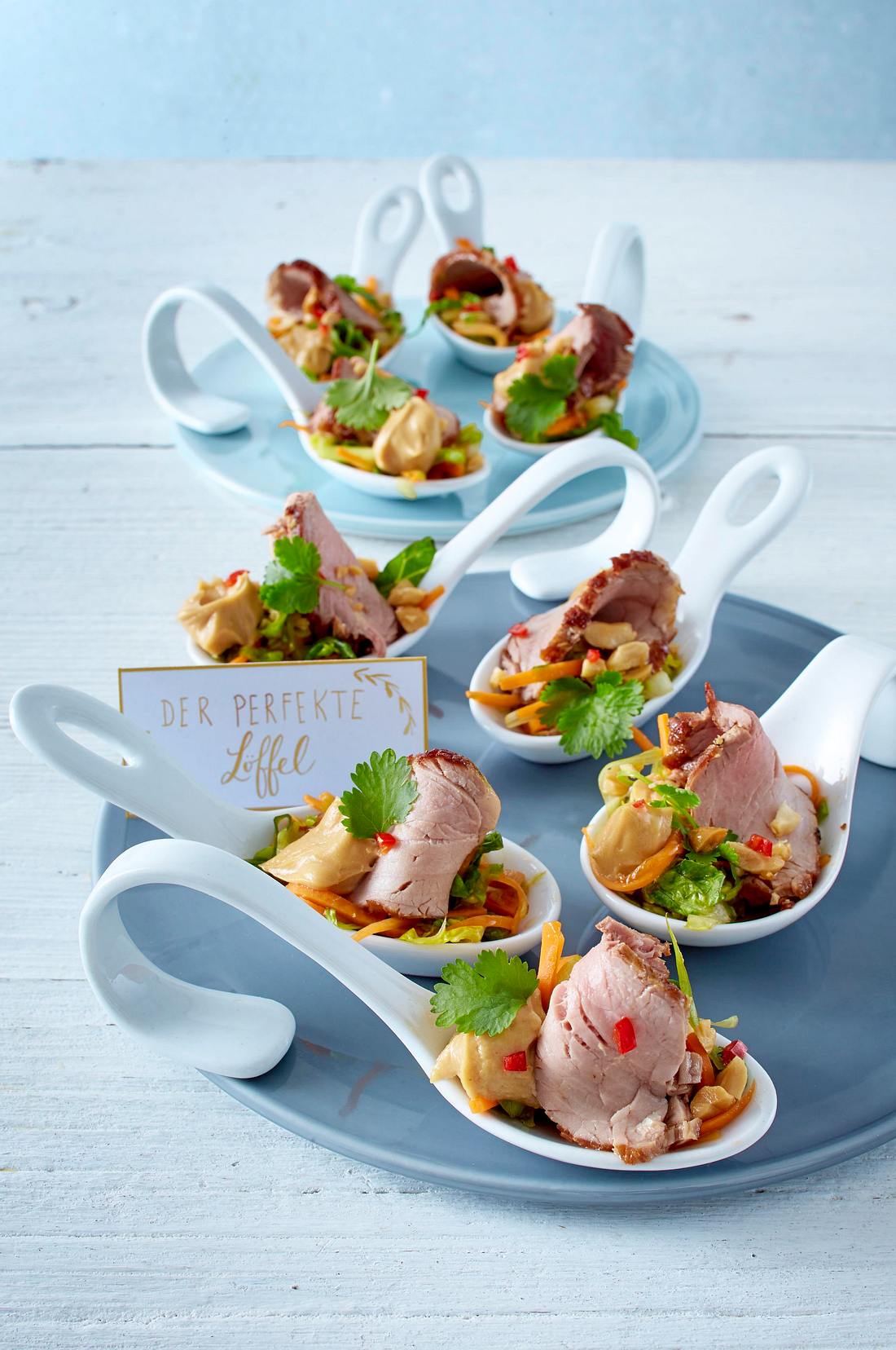 Thai-Schweinefilet auf Salatbett mit Erdnuss-Soße Rezept | LECKER