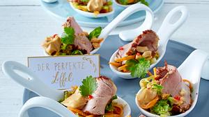 Thai-Schweinefilet auf Salatbett mit Erdnuss-Soße Rezept - Foto: House of Food / Bauer Food Experts KG