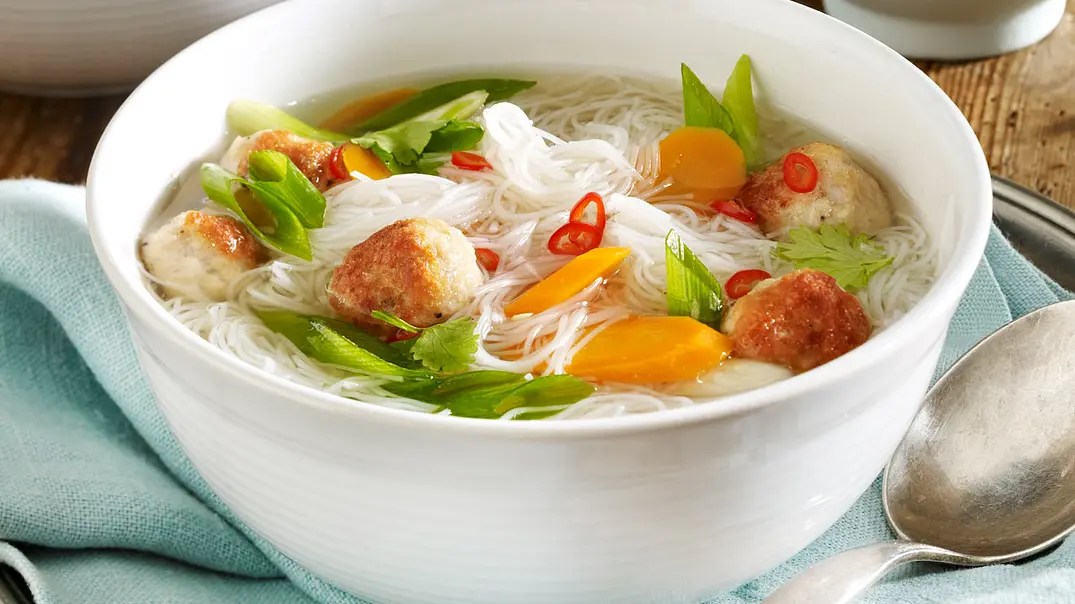 Thai-Suppe mit Puten-Hackbällchen Rezept - Foto: LECKER @ Bauer Media Group Thai-Suppe mit Puten-Hackbällchen Rezept - Foto: LECKER @ Bauer Media Group