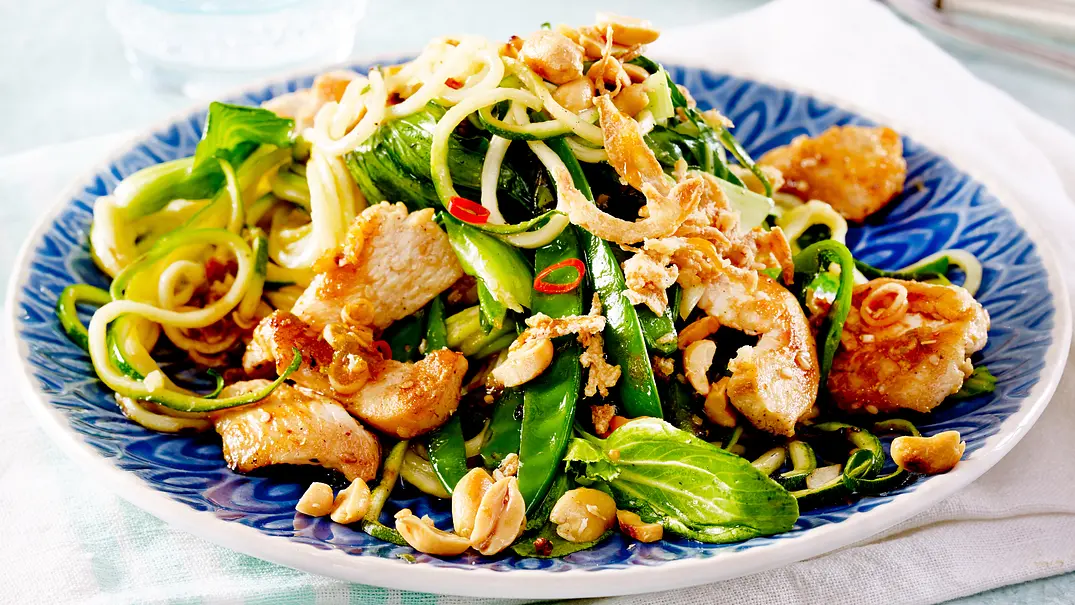 Thai-Zucchinispaghetti mit Hähnchen Rezept - Foto: LECKER @ Bauer Media Group Thai-Zucchinispaghetti mit Hähnchen Rezept - Foto: LECKER @ Bauer Media Group