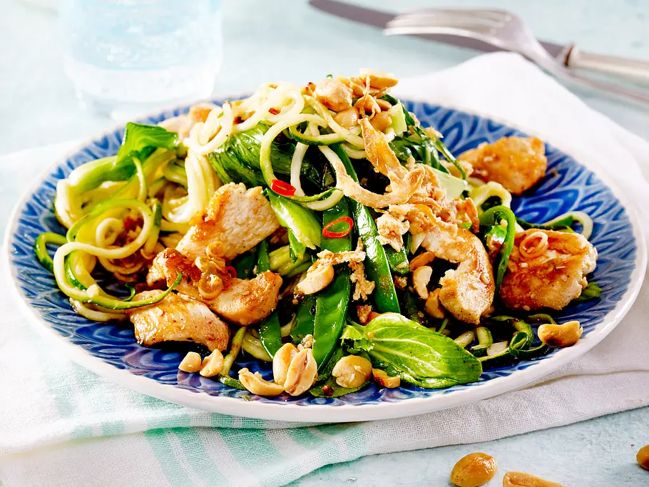 Thai-Zucchinispaghetti mit Hähnchen Rezept Thai-Zucchinispaghetti mit Hähnchen Rezept