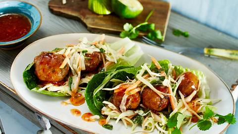 Thaifrikadellen mit ­Coleslaw im Salatblatt Rezept - Foto: House of Food / Bauer Food Experts KG