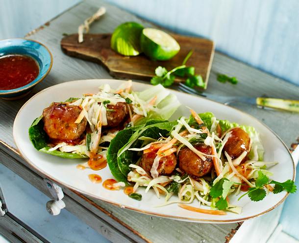 Thaifrikadellen mit Coleslaw im Salatblatt Rezept Thaifrikadellen mit Coleslaw im Salatblatt Rezept