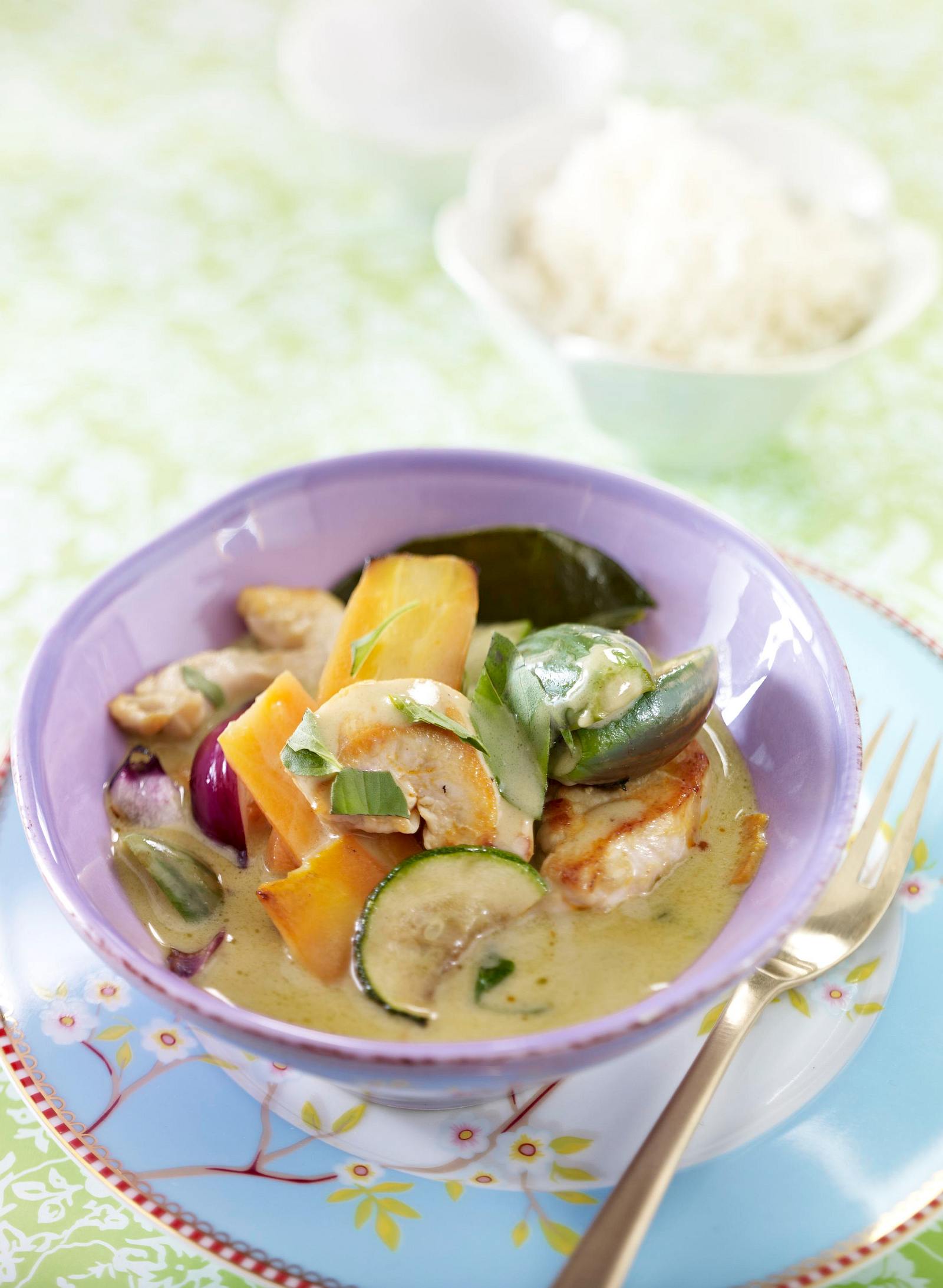 Thailändisches grünes Curry mit Hähnchen Rezept | LECKER