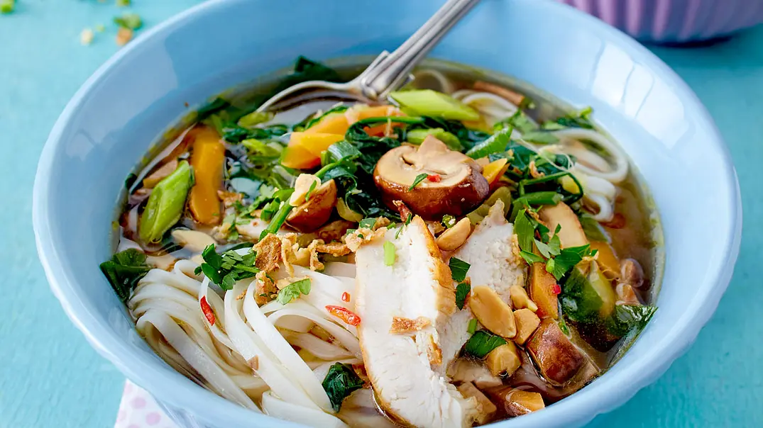 Thainudelsuppe mit Hähnchen Rezept - Foto: LECKER @ Bauer Media Group Thainudelsuppe mit Hähnchen Rezept - Foto: LECKER @ Bauer Media Group