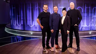 Die vier Coaches stehen nebeneinander im Studio von The taste - Foto: Joyn/Benedikt Müller