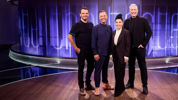 Die vier Coaches stehen nebeneinander im Studio von The taste - Foto: Joyn/Benedikt Müller