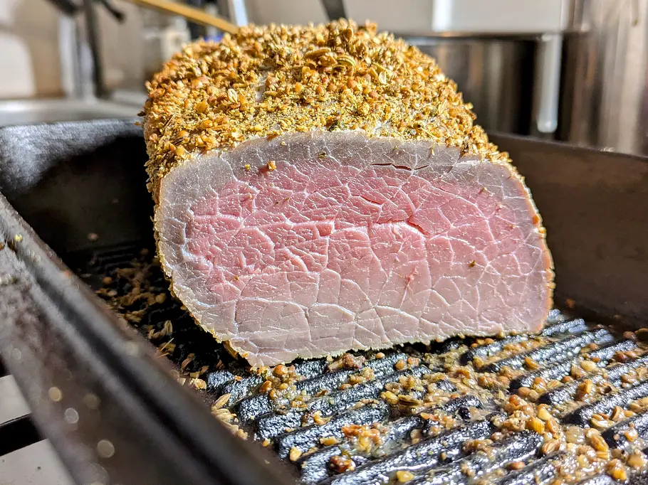 Digitales ThermoPro Grillthermometer Pastrami Ein aufgeschnittenes rosiges Stück Pastrami.